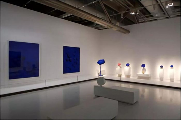 2007年蓬皮杜艺术中心举办的克莱因回顾展现场 。图片©David Moquay