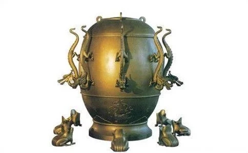 中国文明的出现和发展并没有孤立于世界其他地区,世界其他文明的一些有益想法、器物和技术都跨越了千山万水,丰富了中国文明的内涵。中国创造的很多文明因子也传播到域外殊方,造福全世界 中国文明的出现和发展并没有孤立于世界其他地区,世界其他文明的一些有益想法、器物和技术都跨越了千山万水,丰富了中国文明的内涵。中国创造的很多文明因子也传播到域外殊方,造福全世界